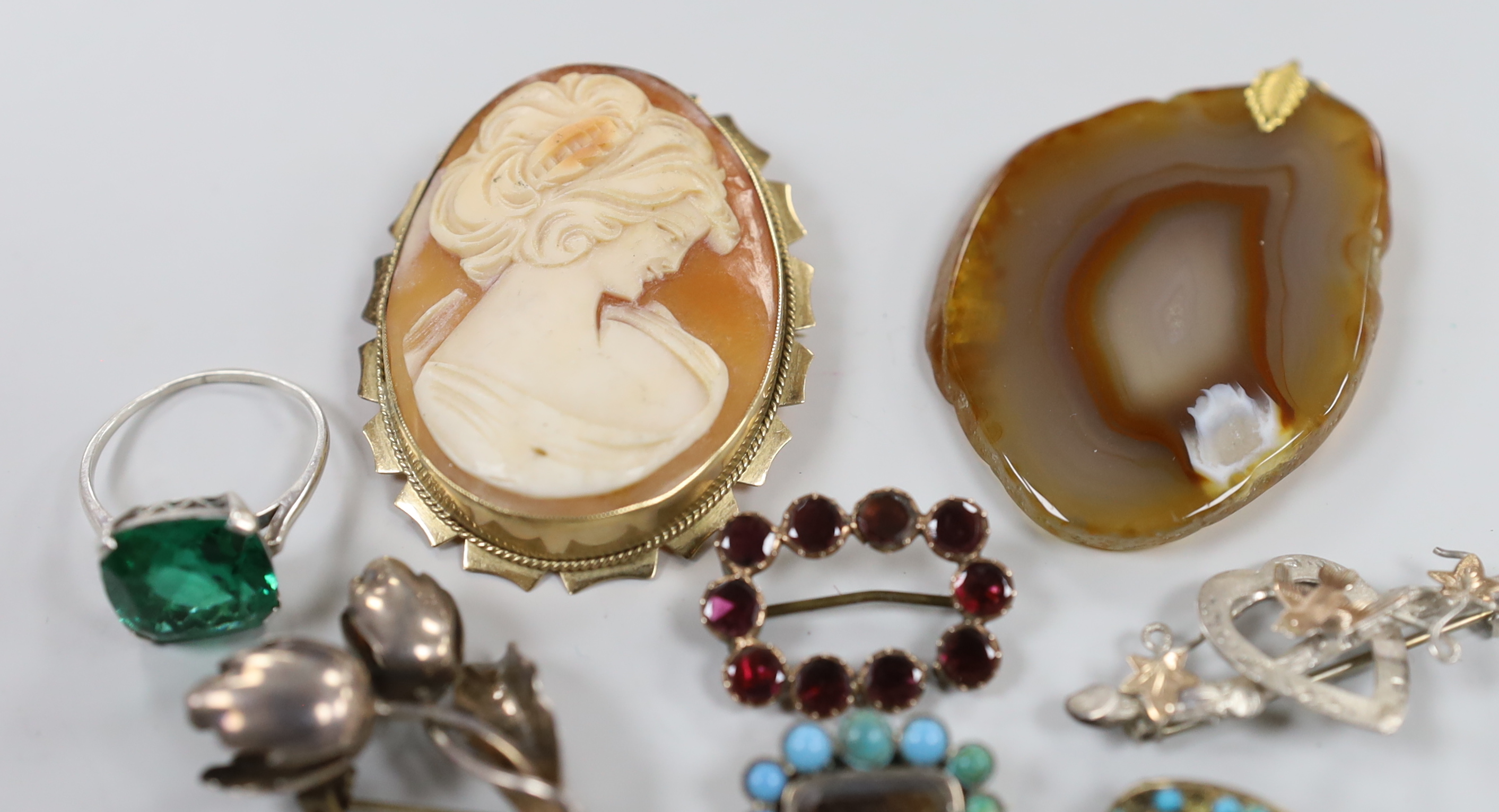 Sundry jewellery including a Georgian yellow metal and garnet cluster set brooch, 25mm, six other brooches, including silver and a 9ct gold mounted cameo shell brooch, agate pendant, paste set ring and a yellow metal ove